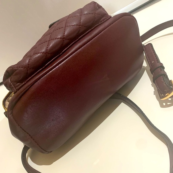 Guess Burgundy Colour Backpack Bag - Perfect for Travel - Picture 8 of 11